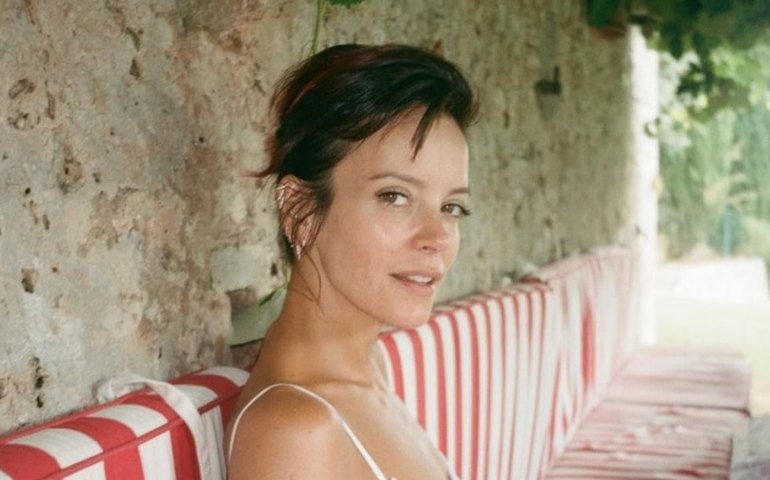 Lily Allen briga com organização de direitos dos animais após devolver cachorro a abrigo