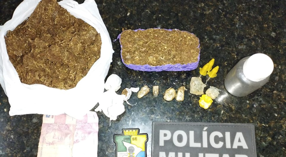 Homem é preso com duas sacolas de maconha e outras drogas em Lagarto / Foto: Foto: Polícia Militar/Divulgação