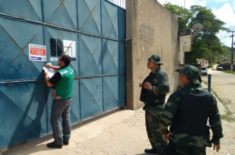 Empresa é interditada por armazenagem irregular de metralha