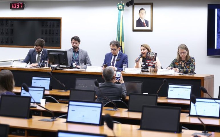 Violência contra jornalistas recua, mas contexto ainda é preocupante, alerta entidade