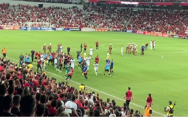 Oito jogadores serão indiciados por pancadaria no clássico paranaense