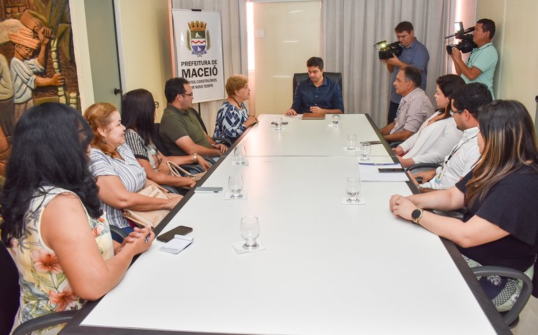 Rui Palmeira assina ordem de serviço para projeto de energia solar