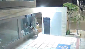 Assaltantes arrombam loja recém-inaugurada, furtam mercadorias e causam prejuízo de R$ 30 mil em Aracaju; VÍDEO