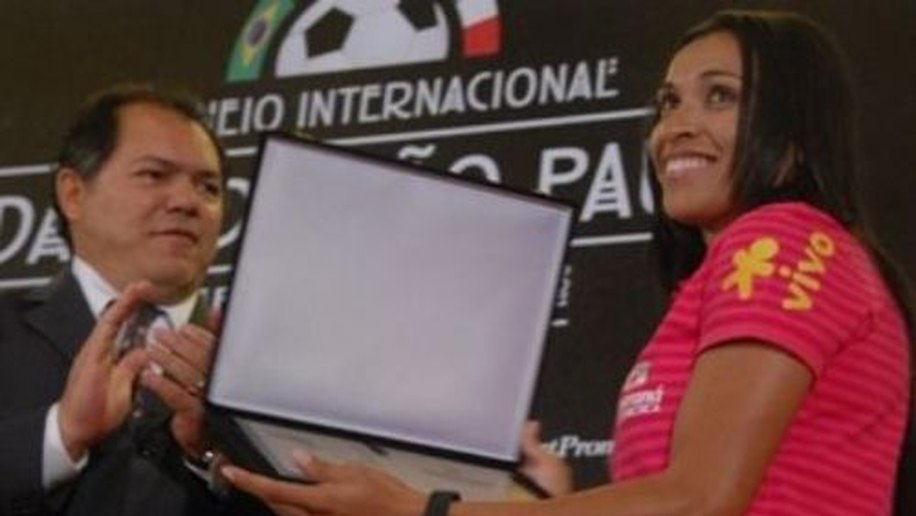 Marta é homenageada em abertura de torneio em São Paulo