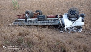 Motorista morre após desviar de carro e capotar caminhão em Carira