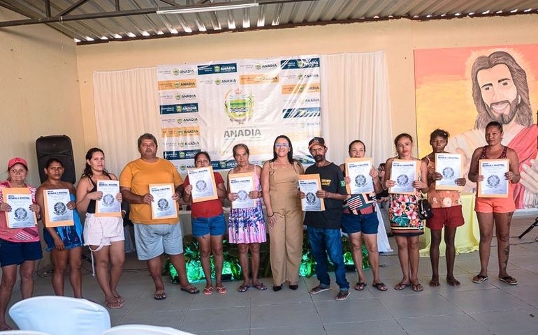 Prefeitura de Anadia concede títulos de propriedade gratuitos a dezessete famílias