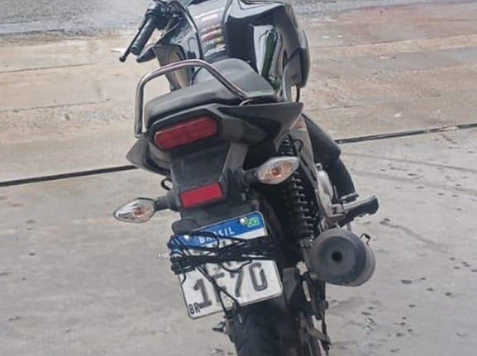 Condutor inabilitado é abordado pelo DMTT após tentativa de ocultar placa na Fernandes Lima