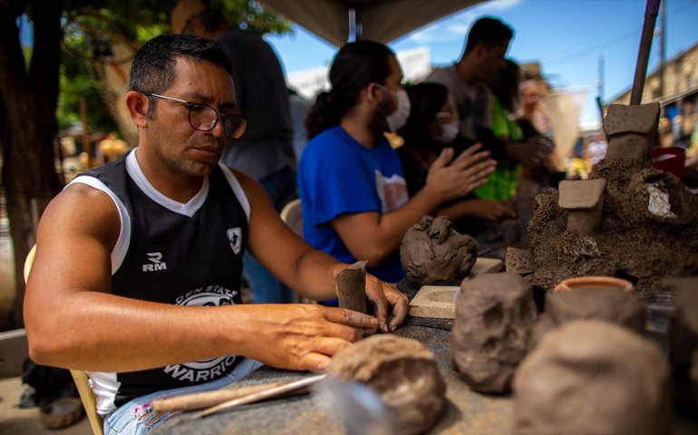 Oficina de argila leva público para o Mercado do Artesanato