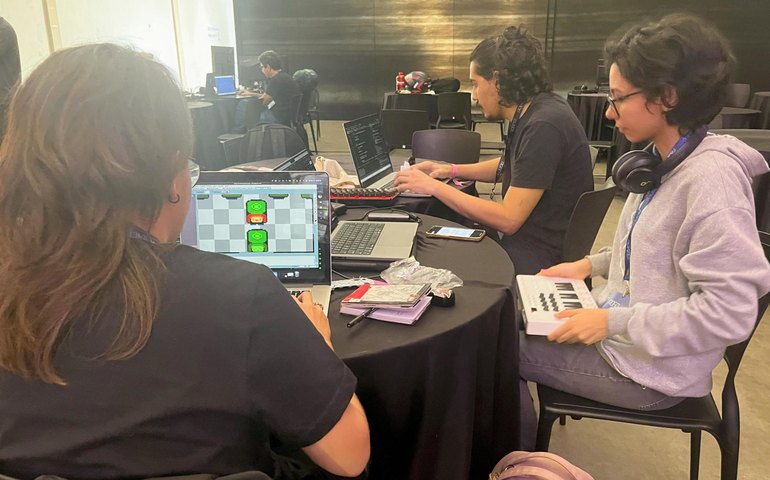 Presença feminina é conquista de espaço na maratona de games da Roga DX