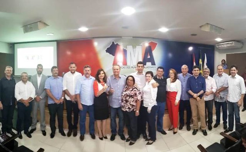 Senador Renan entrega novos kits para conselhos tutelares de seis municípios alagoanos