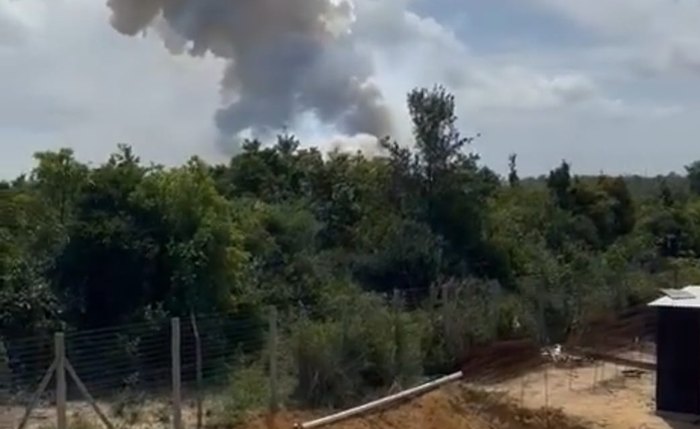 Fumaça vinda de galpão que teria explodido com fogos de artifício