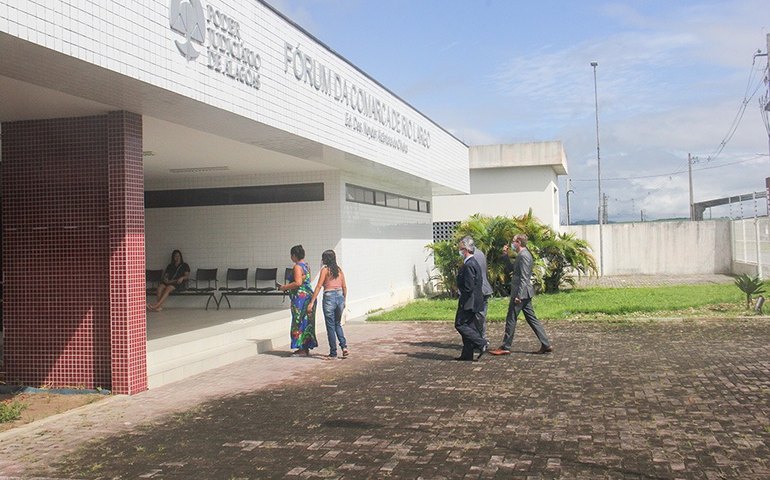 Conciliador do juizado de Rio Largo é preso após pedir propina para dar andamento a uma causa cível