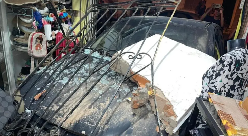 Carro conduzido por mulher sem habilitação invade casa em São Cristóvão
