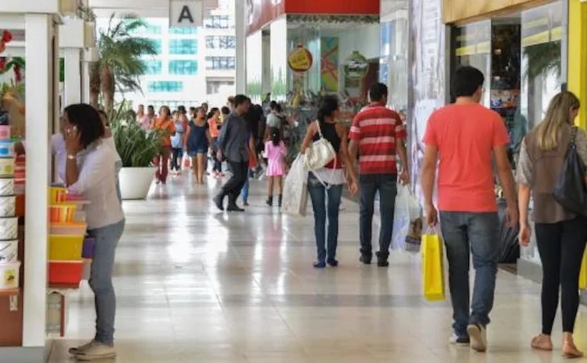 Serviços voltam a operar em patamar recorde em maio de 2025, afirma IBGE