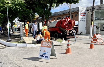 Avenida Doutor Antônio Gomes de Barros passa por limpeza de galerias
