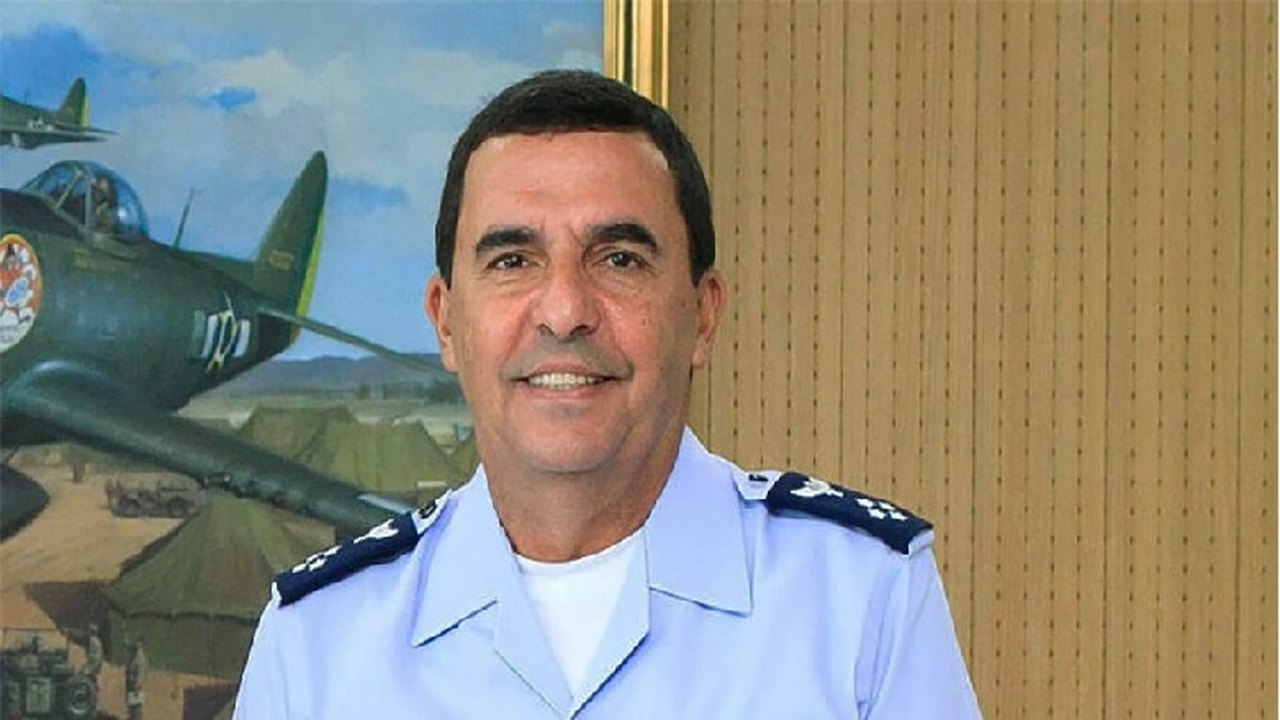 Comandante da FAB parabeniza militares indicados por Lula e elogia sucessor