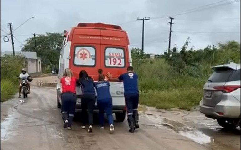 Servidores de ambulância denunciam falta de manutenção em veículos de socorro: 'Precisamos empurrar para pegar no tranco', relatam