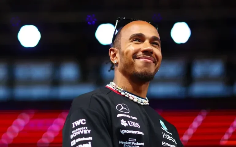 Hamilton bate em muro de proteção em teste com a Ferrari, mas não se machuca, diz site