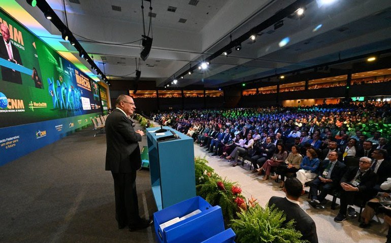 Alckmin reforça diálogo aberto e direto com municípios na Marcha de Prefeitos