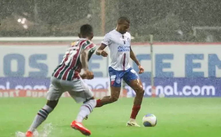 Bahia vira sobre o Flu e vence a 1ª no Brasileiro em jogo paralisado pela chuva