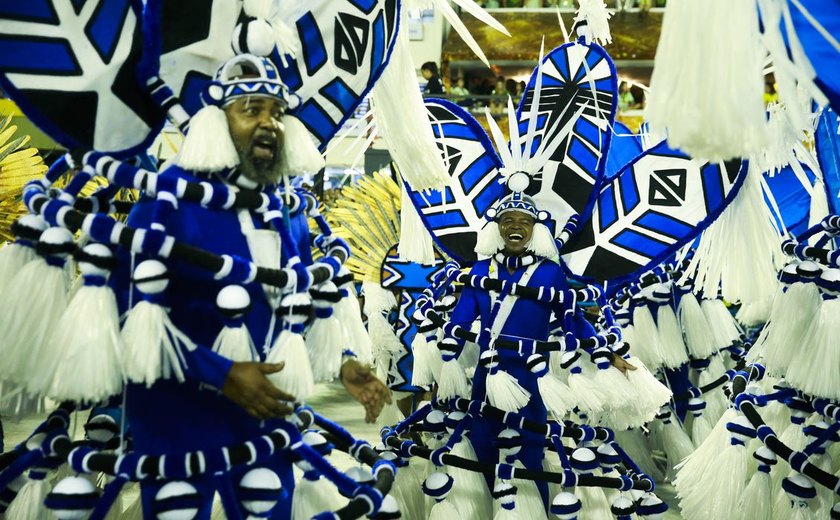 Sapucaí reúne historiografia e delírio no segundo dia de desfiles