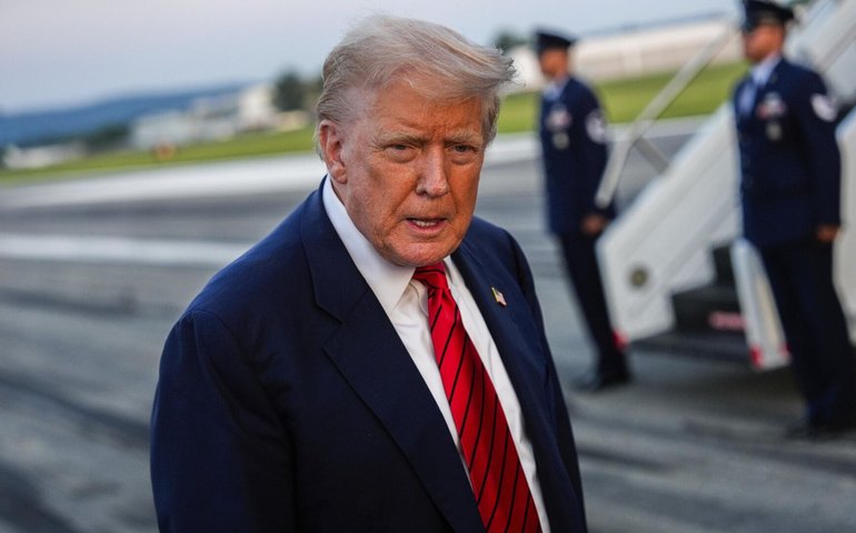 Trump afirma que militares dos EUA atacaram navio com drogas vindo da Venezuela