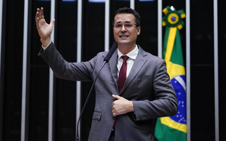 Deltan fica sem salário de R$ 41 mil na Câmara e Podemos quer dar a ele um emprego