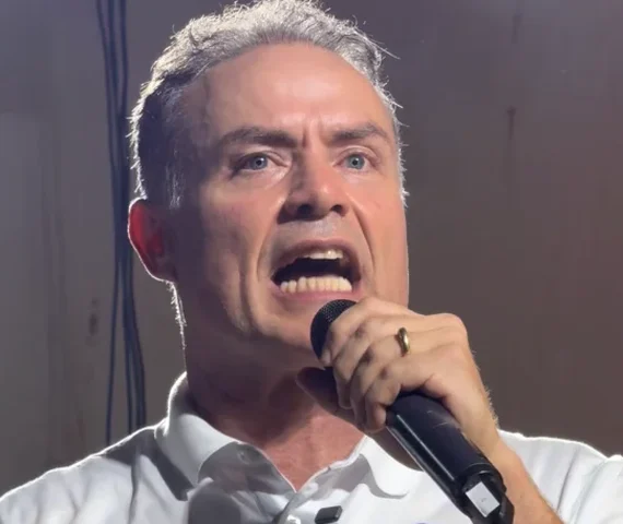 JHC virou “sopa de letras” para esconder passado do pai, diz Renan Filho