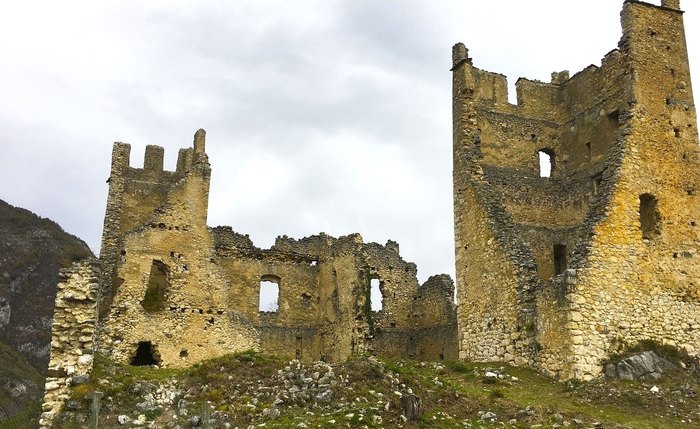 Desenterram em fortaleza na Suécia uma adaga medieval com punho em forma fálica (FOTOS) Desenterram em fortaleza na Suécia uma adaga medieval com punho em forma fálica (FOTOS)