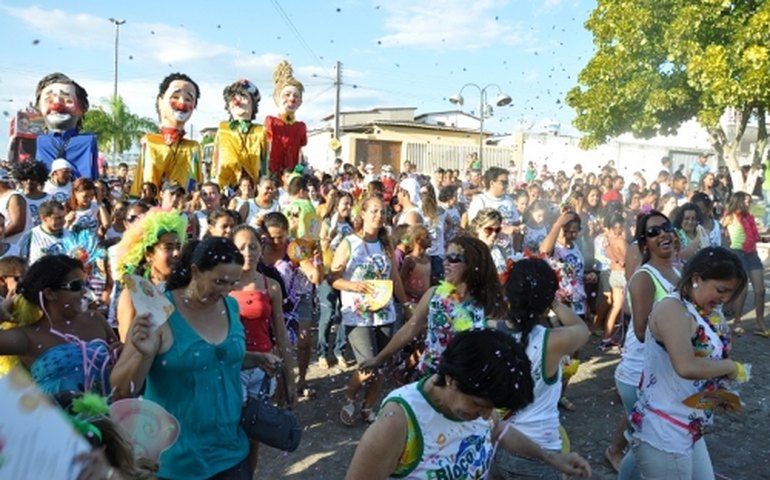 Desfile de blocos e bonecos gigantes animam  as prévias carnavalescas de Limoeiro