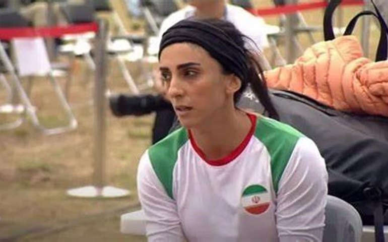 Atleta do Irã tem retorno caloroso ao país após competir sem véu