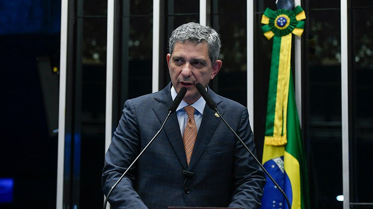 Rogério Carvalho cobra transparência e pagamento do piso da enfermagem