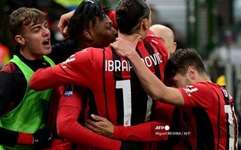 Milan perde para Atalanta e é eliminado da Copa da Itália; Lazio vence clássico com a Roma