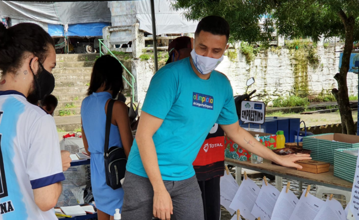 Banca montada na feira como estratégia de aproximação da comunidade escolar e dia estudantes ausentes