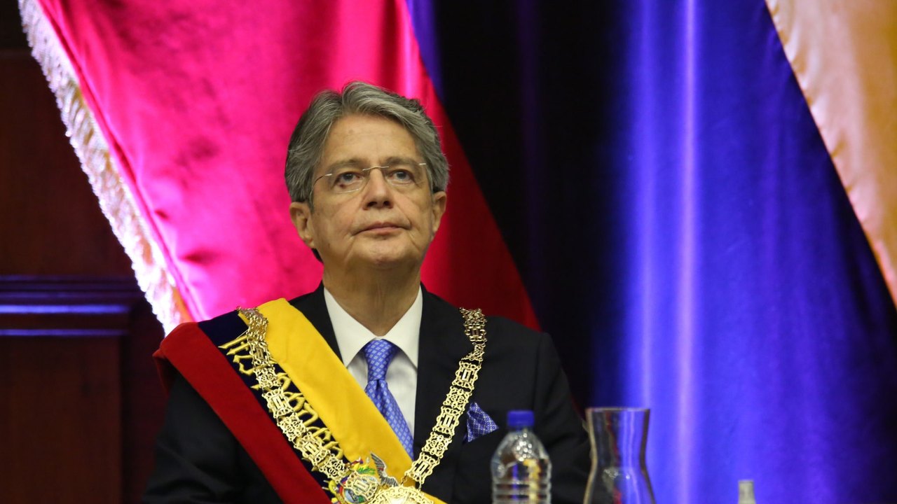 Presidente do Equador dissolve parlamento e convoca eleições após ameaça de impeachment