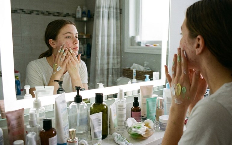 Cuidado com o skincare exagerado: rotinas e produtos virais podem afetar sua pele