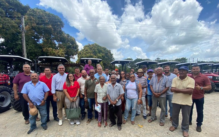 Alfredo Gaspar entrega 11 tratores para fortalecer a agricultura familiar em Alagoas, com emenda de mais de R$ 1,4 milhão