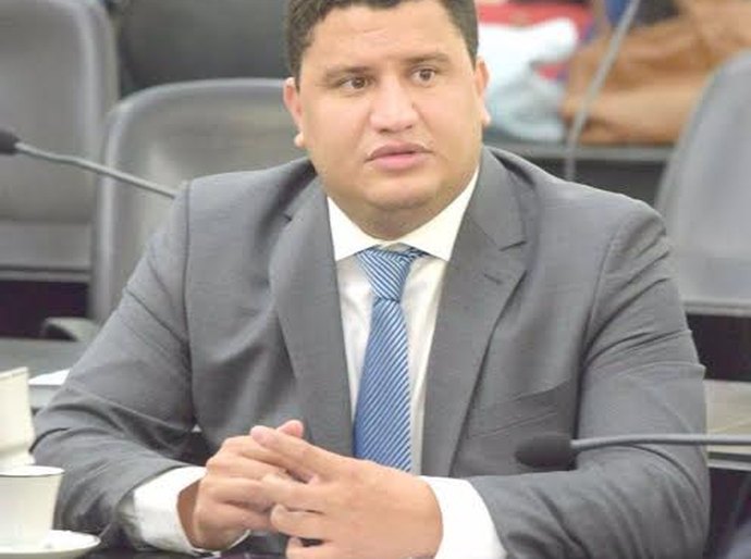 Marquinhos Madeira reivindica reformas de escolas na região norte