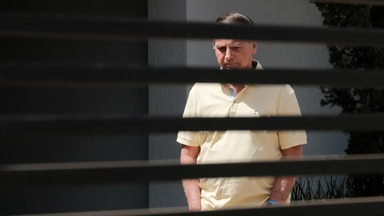 Bolsonaro nega intenção de descumprir a lei em caso de arma apreendida