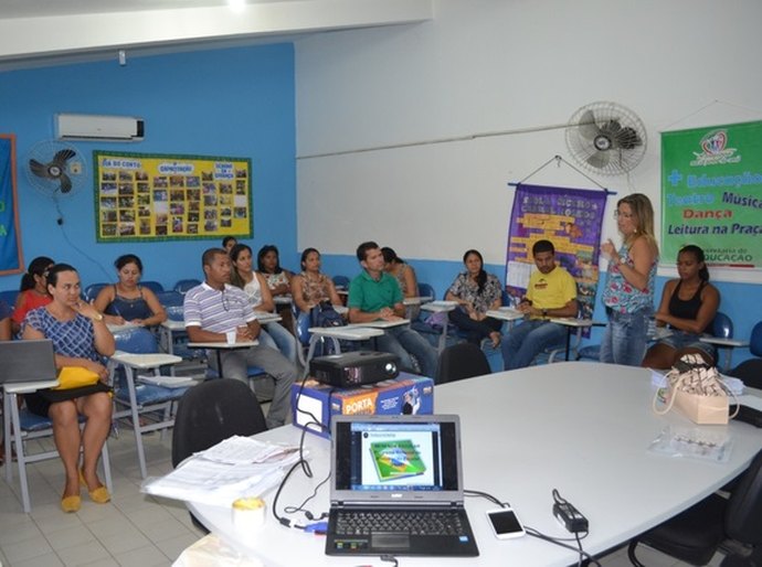 Secretaria de Educação de Cajueiro realiza formação pela escola