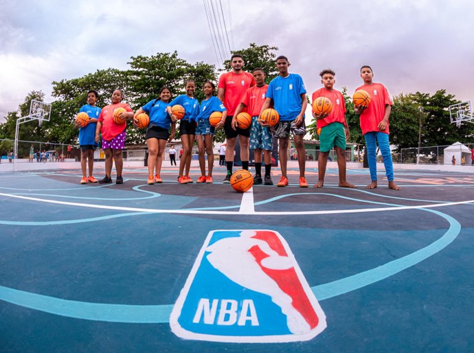 Prefeitura de Maceió e NBA entregam quadra de basquete no Vergel do Lago