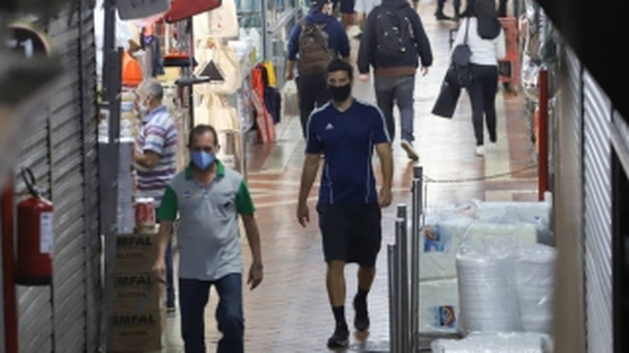 Aglomeração, falta de máscaras e drible às regras marcam reabertura de BH