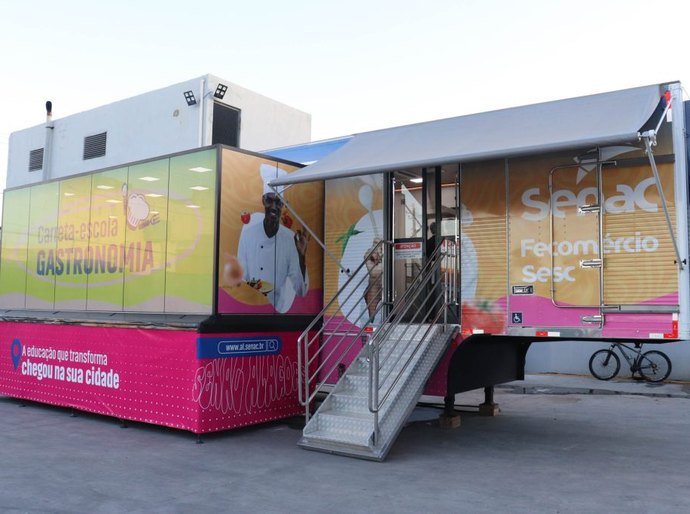 Carreta-Escola do Senac e Supermercado Jomart oferecem oficinas de Gastronomia e serviços de beleza gratuitos em Arapiraca