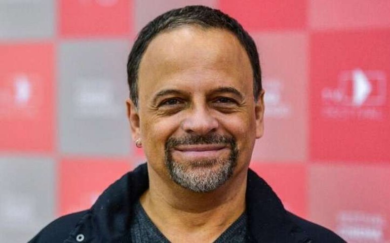 Ator Marcos Breda oferece serviços como astrólogo durante pandemia de covid-19