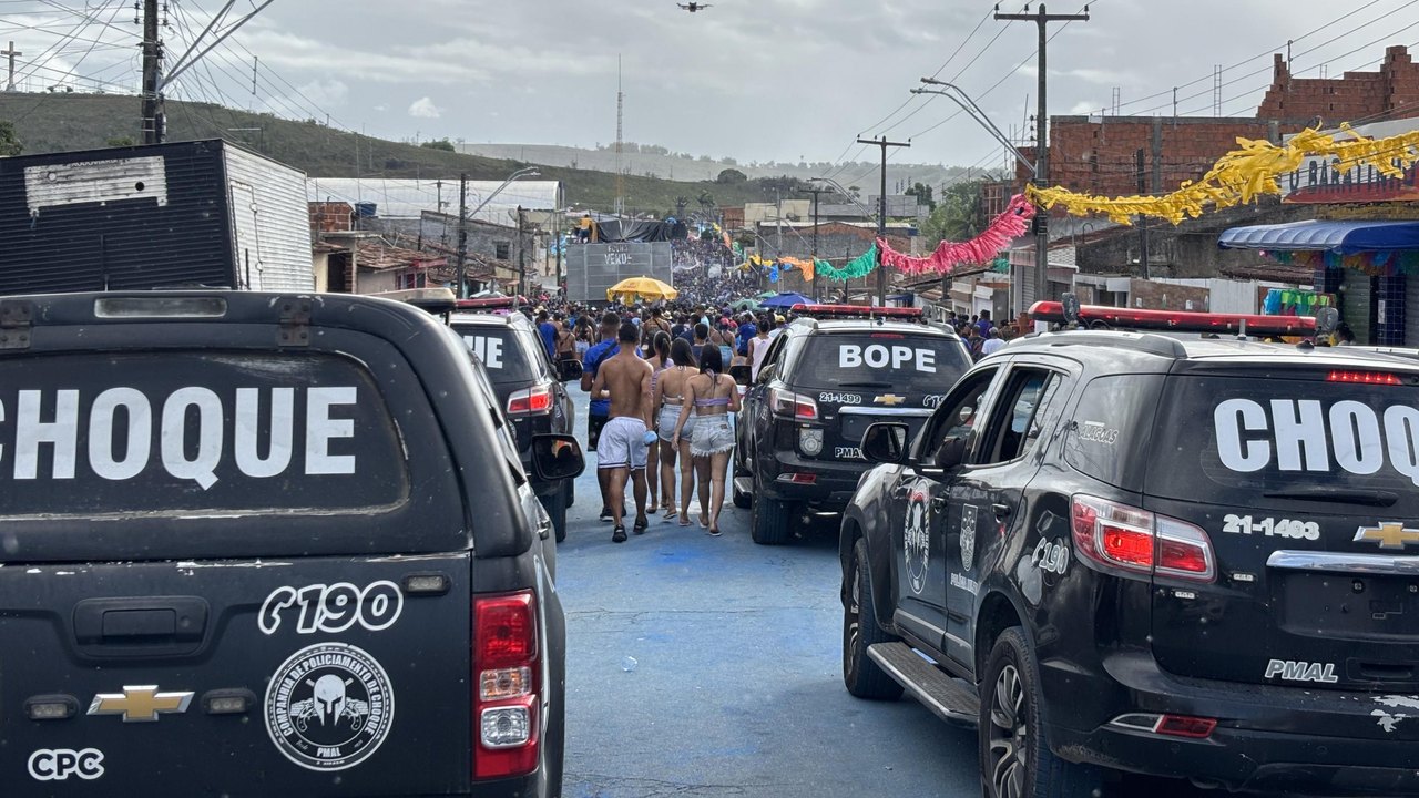 Policia Militar garante tranquilidade durante desfile do Bloco Tudo Azul, em Murici