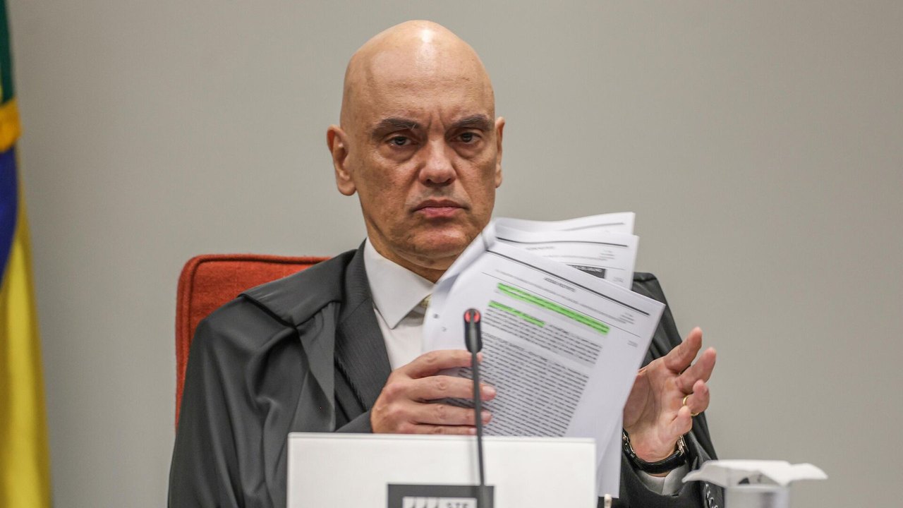Moraes inclui posts e entrevistas de Eduardo Bolsonaro em ação que apura obstrução de justiça