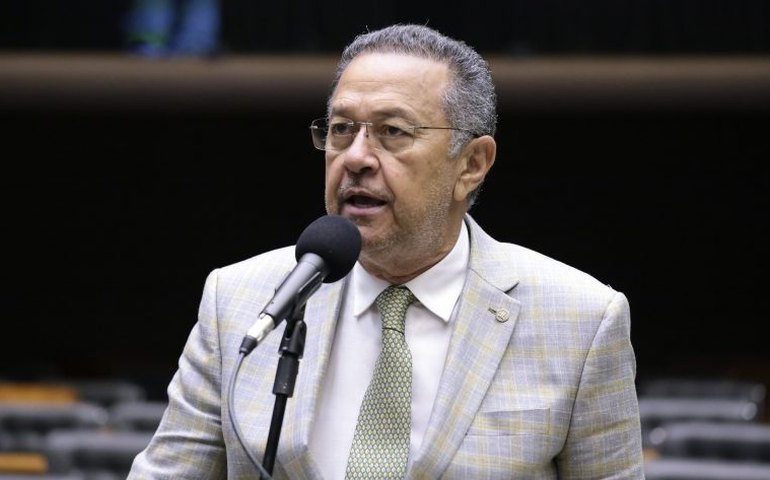 Comissão aprova projeto que permite formação de redes de rádio e TV