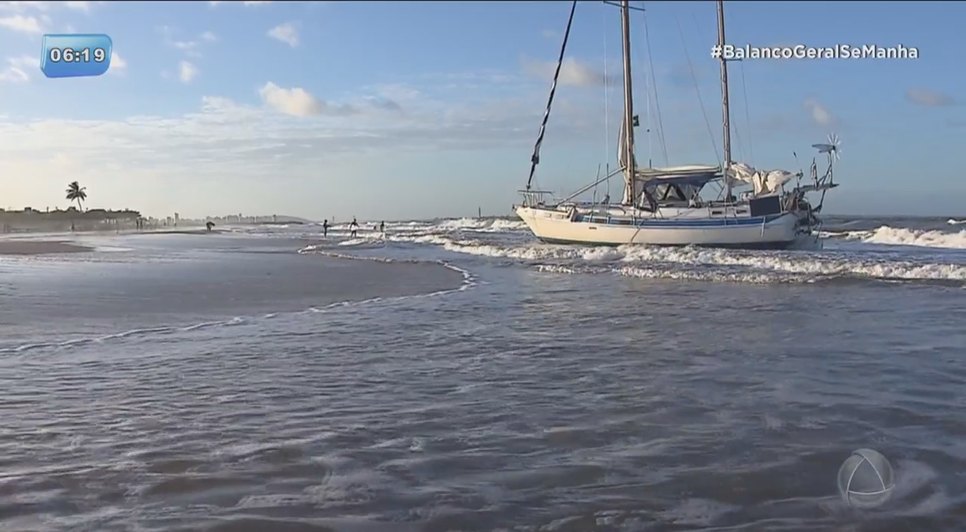 Veleiro encalha em banco de areia na praia dos Artistas
