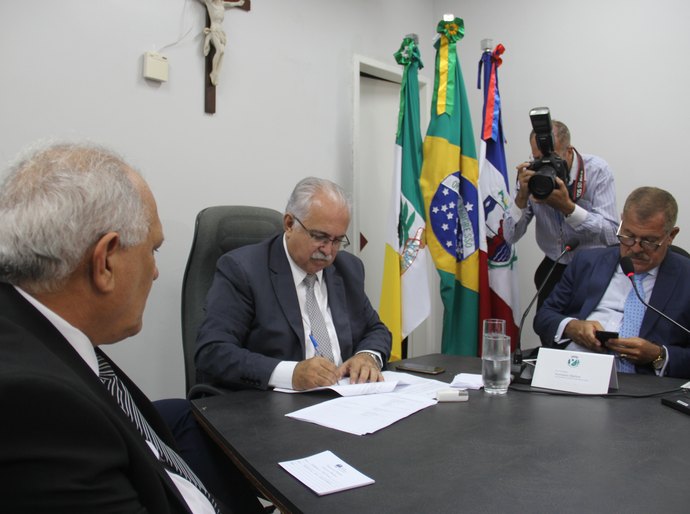 Arapiraca: municipio e TJ firmam convênios na presença de ministro do STJ
