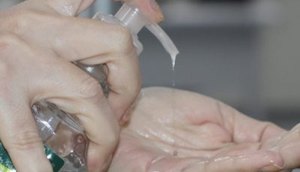 ÁLCOOL EM GEL NA MÃO / Foto: SES